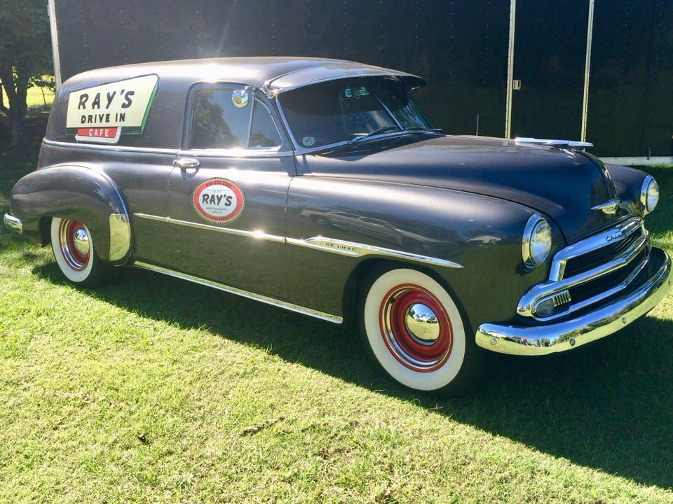 Lufkin restaurant guide, 50s diner East Texas, happy hour Ray's Drive In,